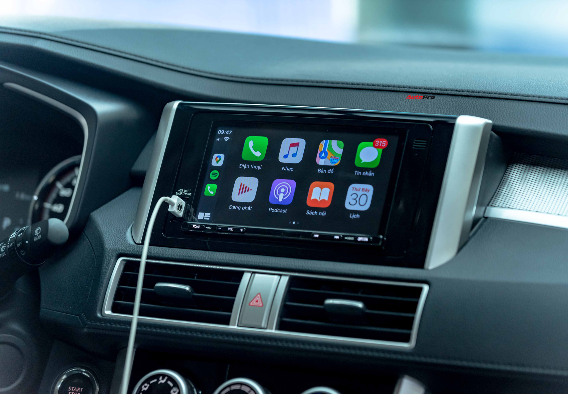 Màn hình giải trí 7 inch có hỗ trợ kết nối Apple CarPlay và Android Auto